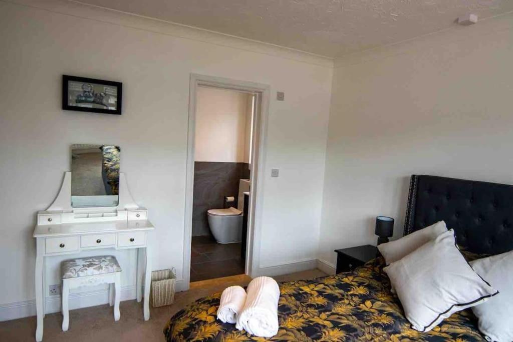 1 Bedroom Self Contained Apartment In Christchurch Winkton Bagian luar foto