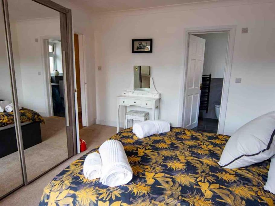 1 Bedroom Self Contained Apartment In Christchurch Winkton Bagian luar foto