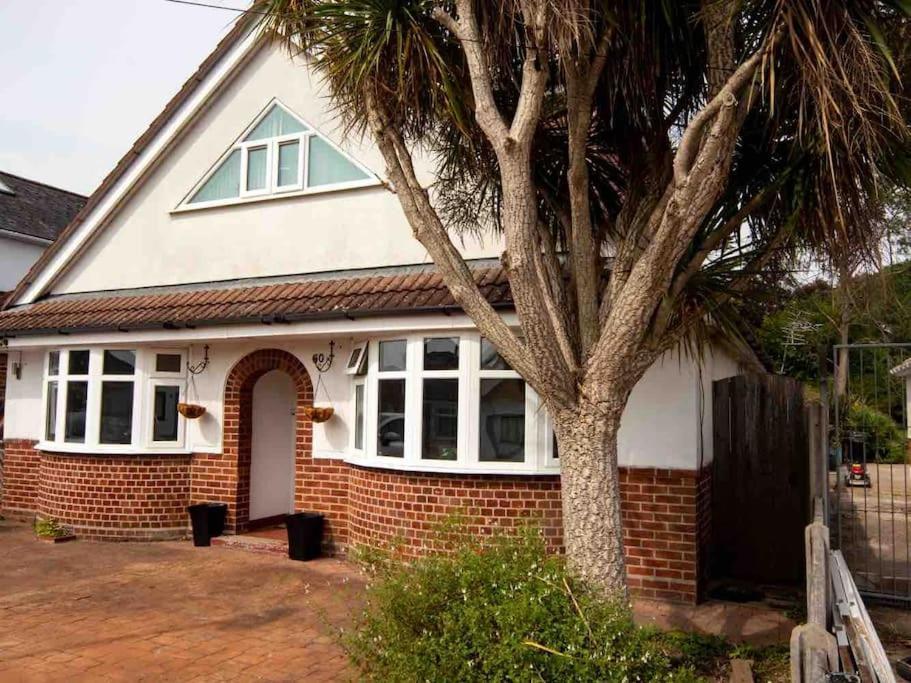 1 Bedroom Self Contained Apartment In Christchurch Winkton Bagian luar foto